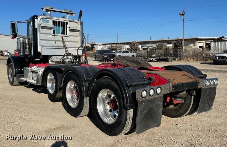 image for item IF9269 2011 Peterbilt 388  semi truck