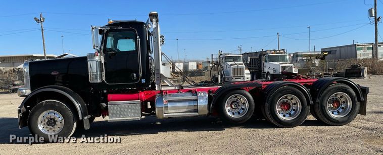 image for item IF9269 2011 Peterbilt 388  semi truck