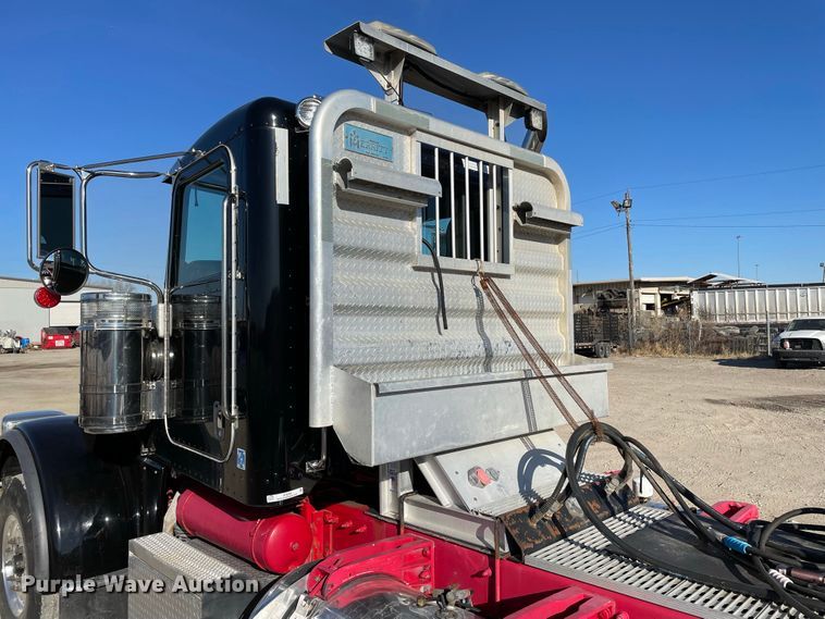 image for item IF9269 2011 Peterbilt 388  semi truck