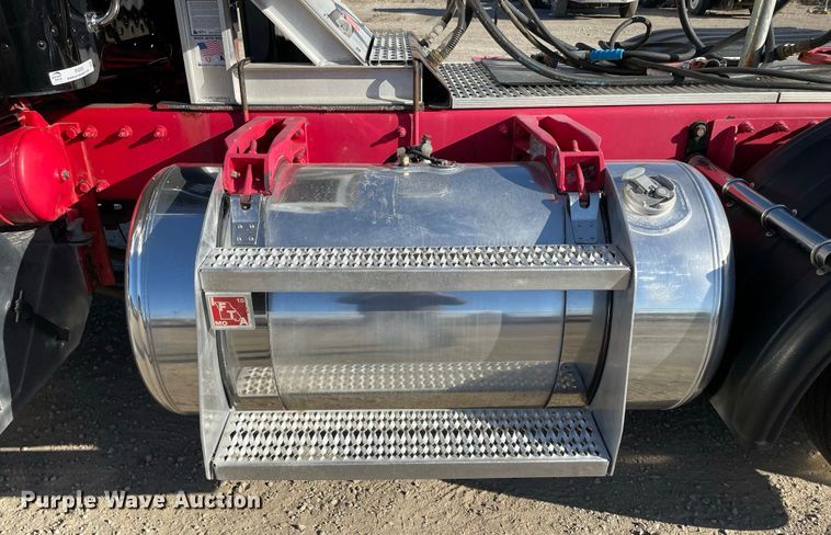 image for item IF9269 2011 Peterbilt 388  semi truck