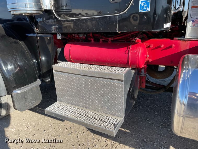 image for item IF9269 2011 Peterbilt 388  semi truck