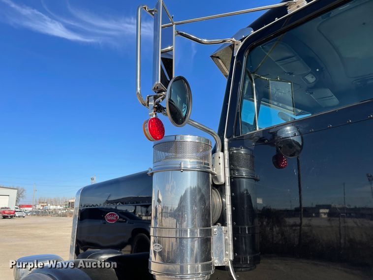 image for item IF9269 2011 Peterbilt 388  semi truck