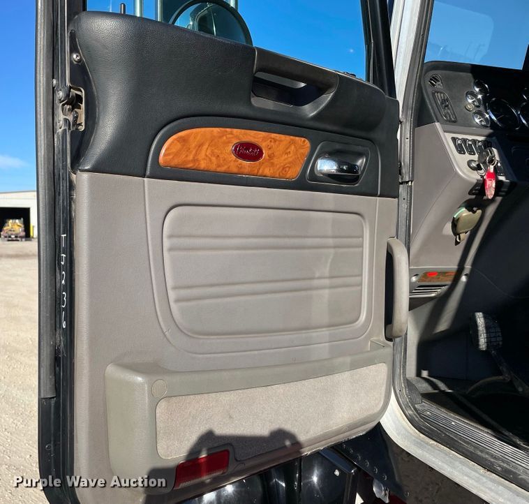 image for item IF9269 2011 Peterbilt 388  semi truck