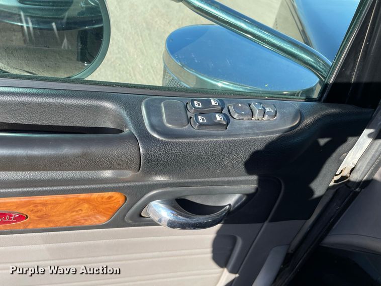 image for item IF9269 2011 Peterbilt 388  semi truck