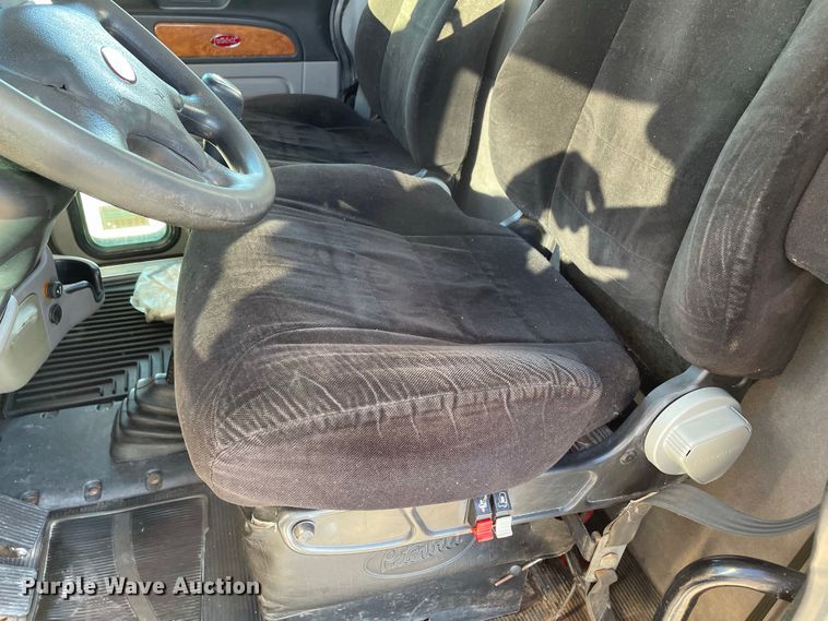 image for item IF9269 2011 Peterbilt 388  semi truck