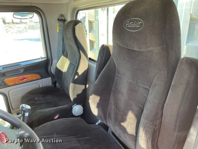 image for item IF9269 2011 Peterbilt 388  semi truck