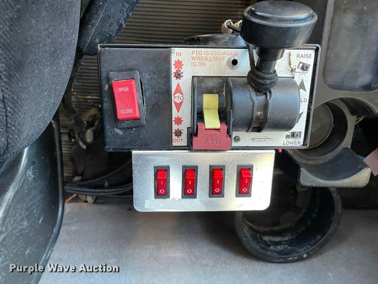 image for item IF9269 2011 Peterbilt 388  semi truck