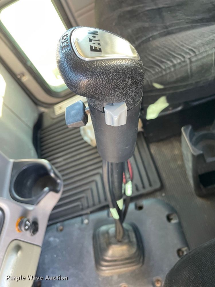 image for item IF9269 2011 Peterbilt 388  semi truck