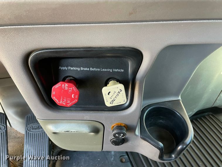 image for item IF9269 2011 Peterbilt 388  semi truck