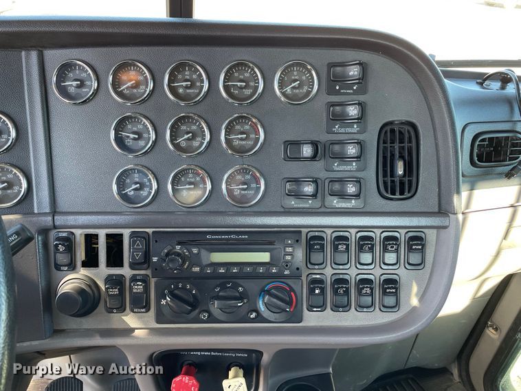 image for item IF9269 2011 Peterbilt 388  semi truck