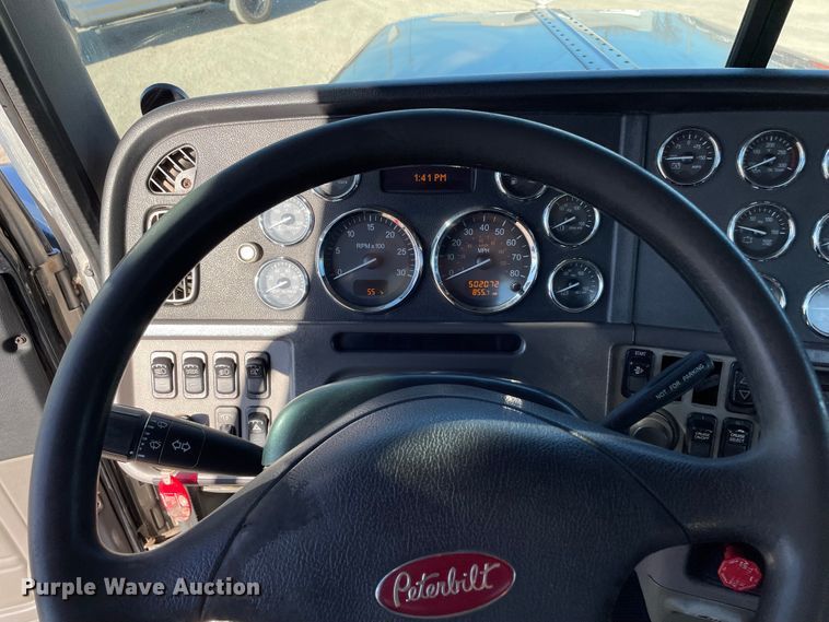 image for item IF9269 2011 Peterbilt 388  semi truck