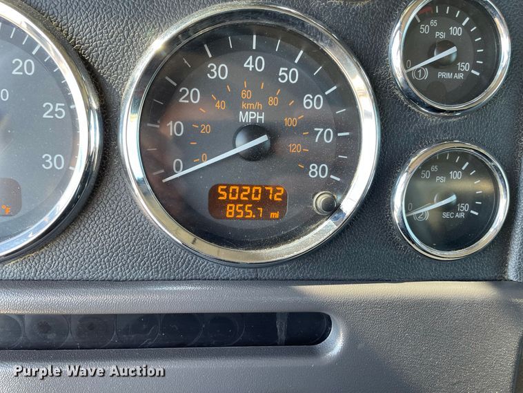 image for item IF9269 2011 Peterbilt 388  semi truck