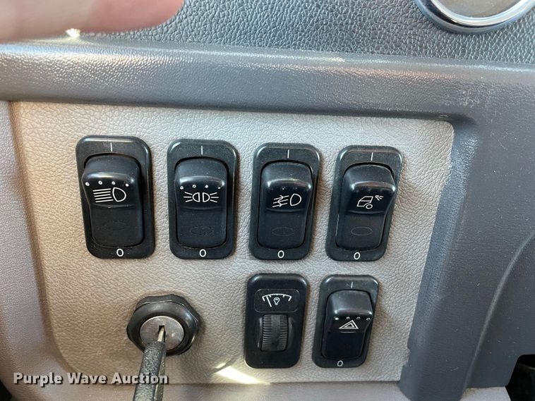 image for item IF9269 2011 Peterbilt 388  semi truck