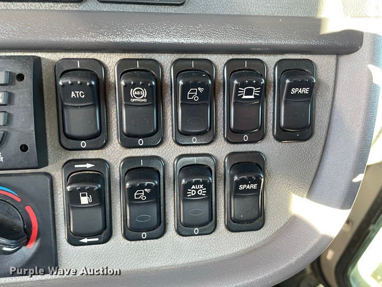 image for item IF9269 2011 Peterbilt 388  semi truck