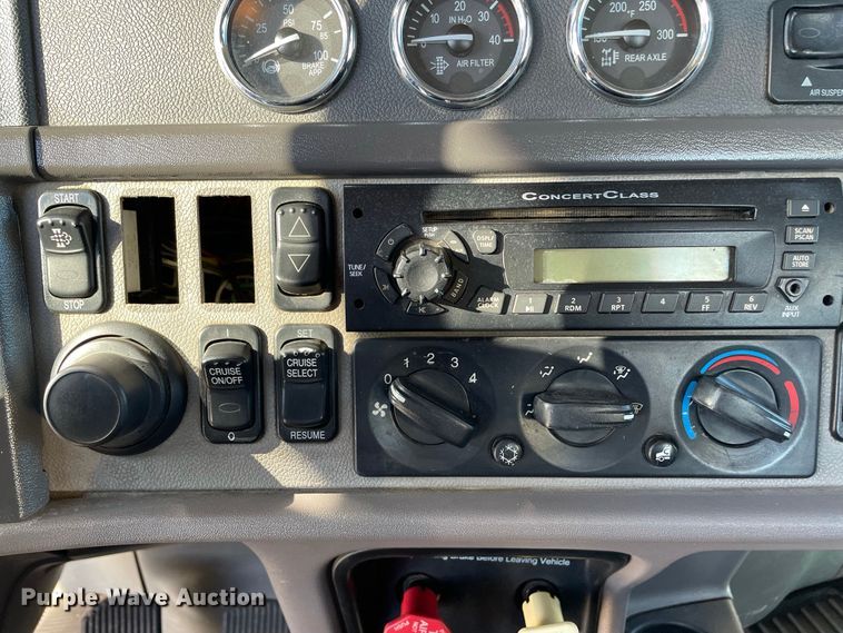 image for item IF9269 2011 Peterbilt 388  semi truck