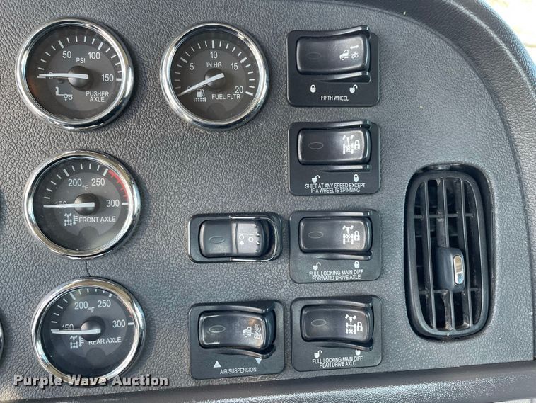 image for item IF9269 2011 Peterbilt 388  semi truck