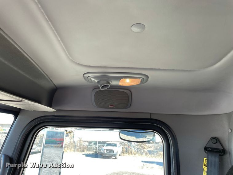 image for item IF9269 2011 Peterbilt 388  semi truck