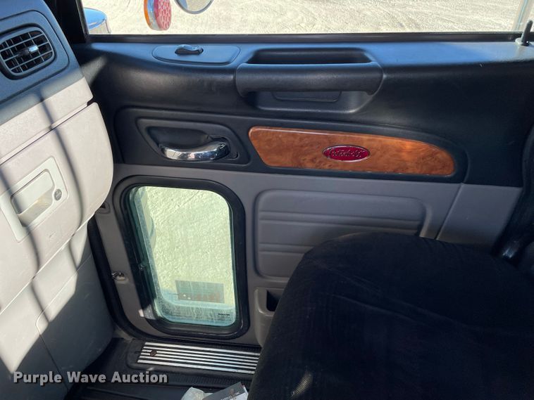 image for item IF9269 2011 Peterbilt 388  semi truck