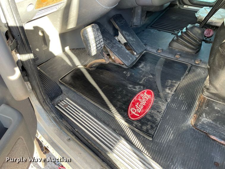 image for item IF9269 2011 Peterbilt 388  semi truck