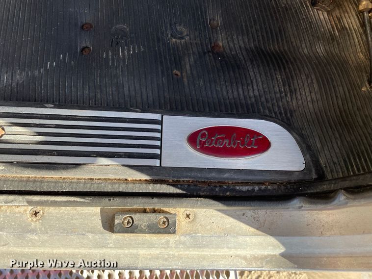 image for item IF9269 2011 Peterbilt 388  semi truck