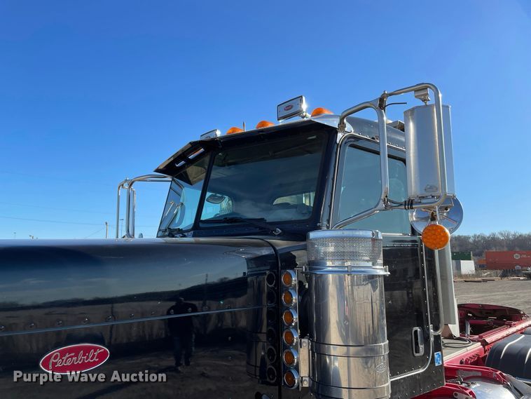 image for item IF9269 2011 Peterbilt 388  semi truck