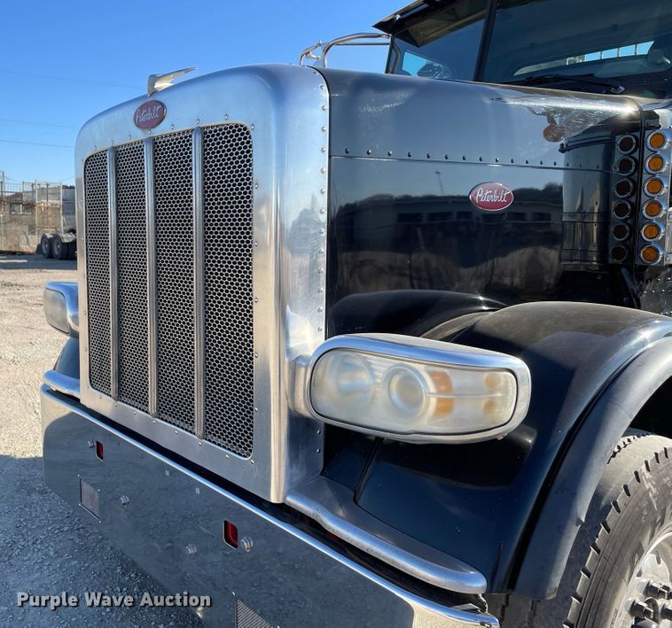 image for item IF9269 2011 Peterbilt 388  semi truck