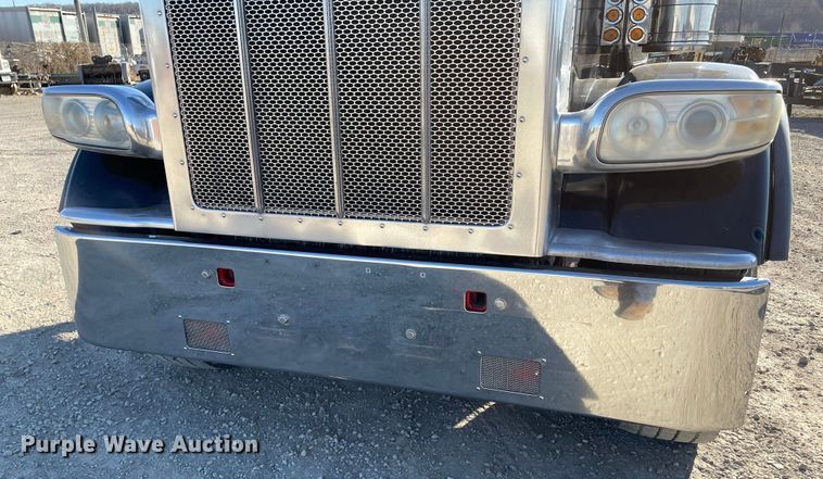 image for item IF9269 2011 Peterbilt 388  semi truck