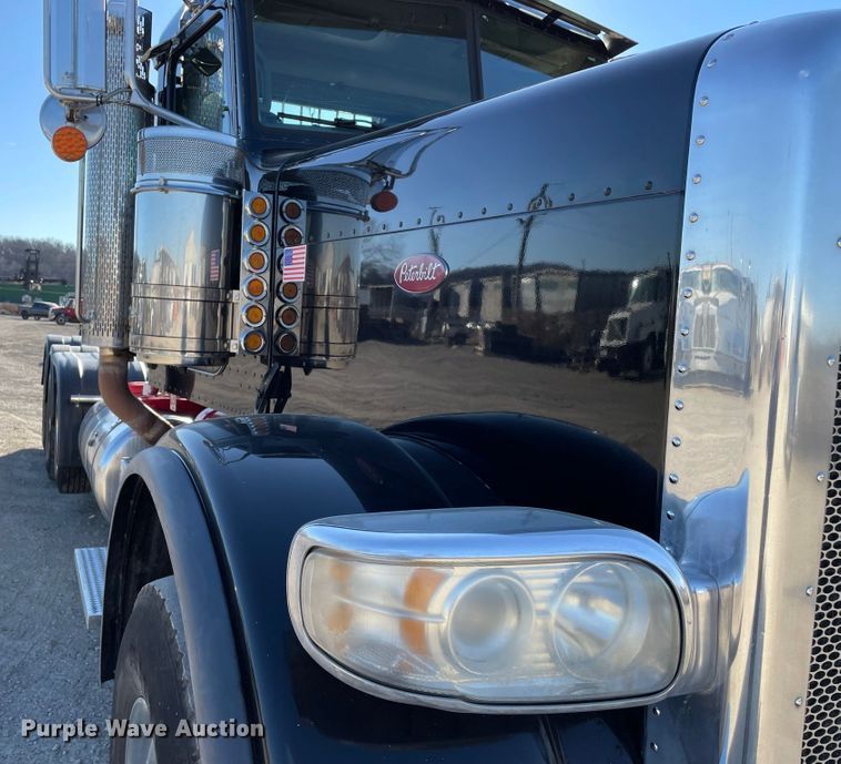 image for item IF9269 2011 Peterbilt 388  semi truck