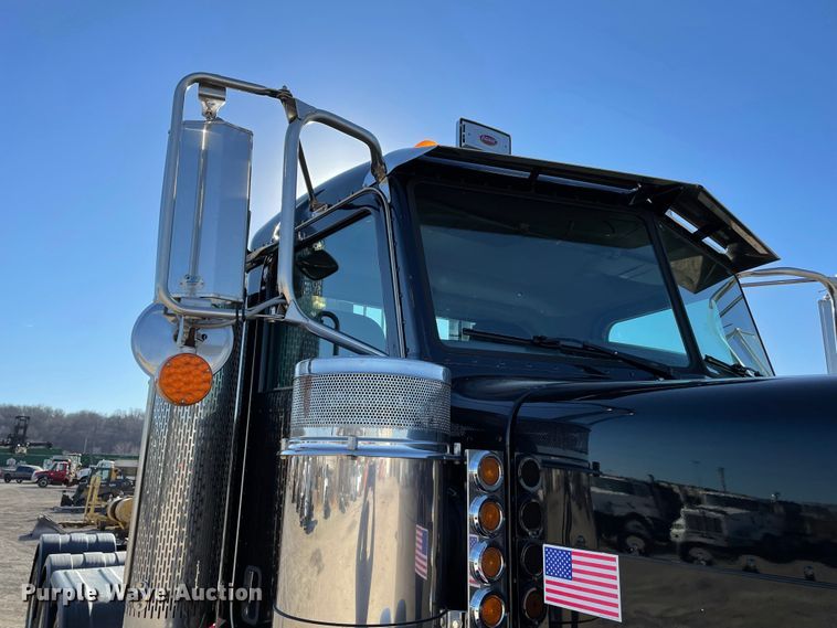 image for item IF9269 2011 Peterbilt 388  semi truck