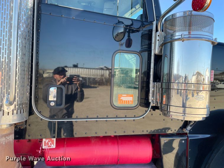 image for item IF9269 2011 Peterbilt 388  semi truck
