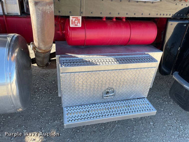 image for item IF9269 2011 Peterbilt 388  semi truck