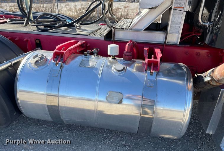 image for item IF9269 2011 Peterbilt 388  semi truck