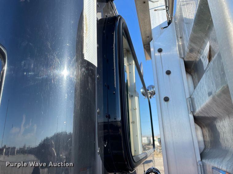 image for item IF9269 2011 Peterbilt 388  semi truck