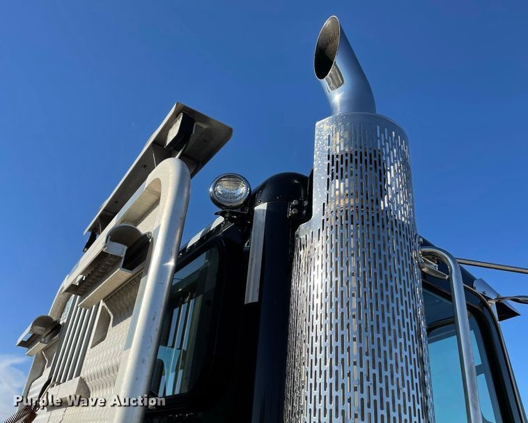 image for item IF9269 2011 Peterbilt 388  semi truck