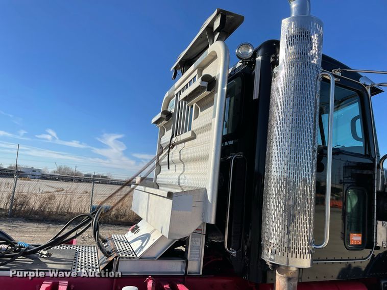 image for item IF9269 2011 Peterbilt 388  semi truck