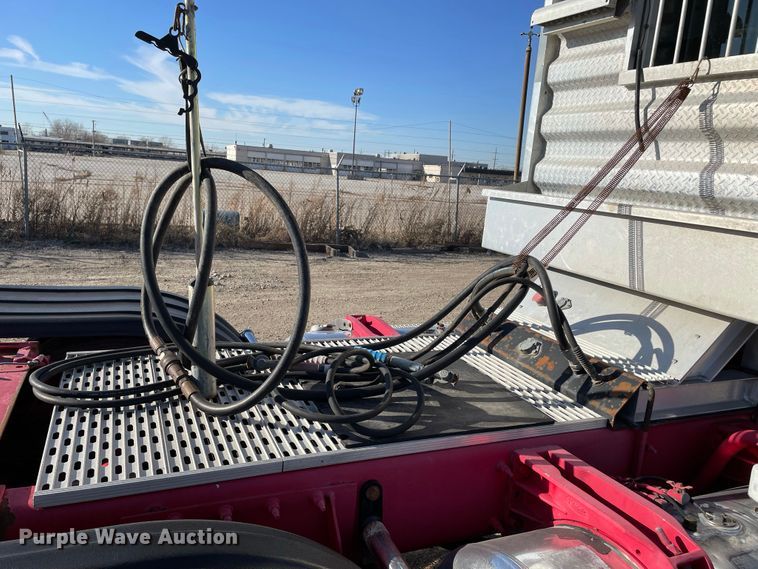 image for item IF9269 2011 Peterbilt 388  semi truck