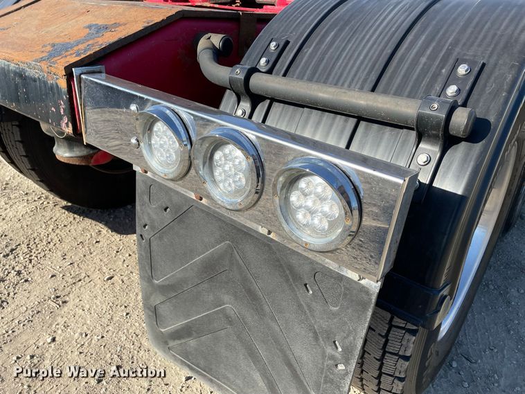 image for item IF9269 2011 Peterbilt 388  semi truck