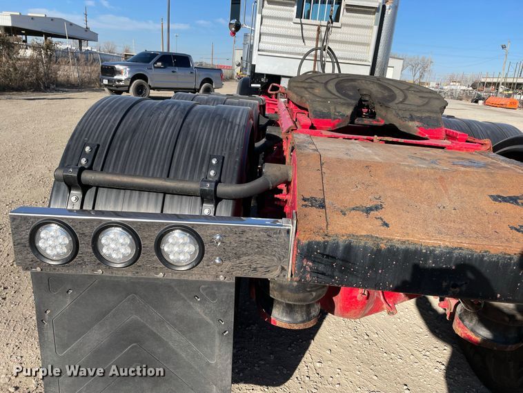 image for item IF9269 2011 Peterbilt 388  semi truck