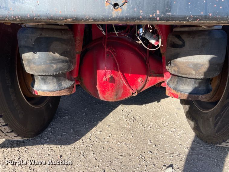 image for item IF9269 2011 Peterbilt 388  semi truck