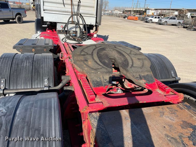 image for item IF9269 2011 Peterbilt 388  semi truck