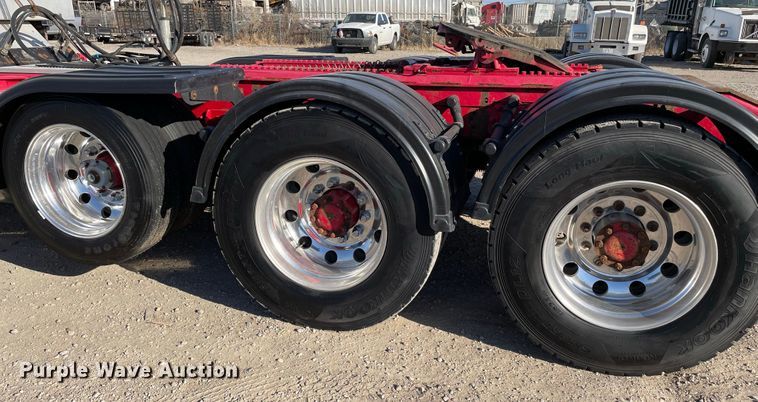 image for item IF9269 2011 Peterbilt 388  semi truck