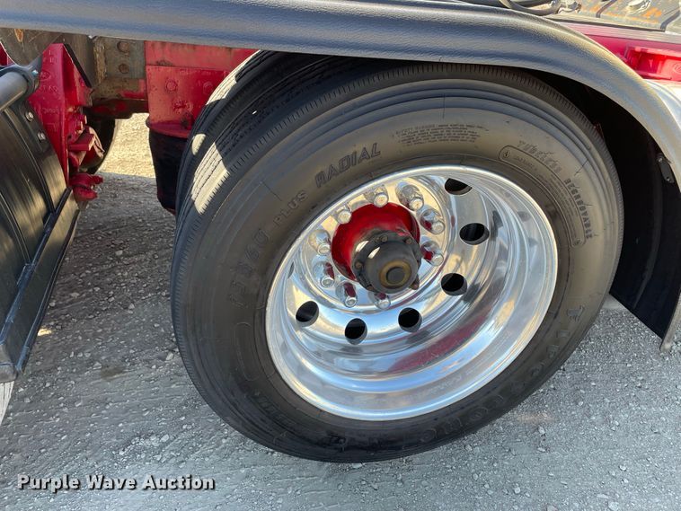 image for item IF9269 2011 Peterbilt 388  semi truck