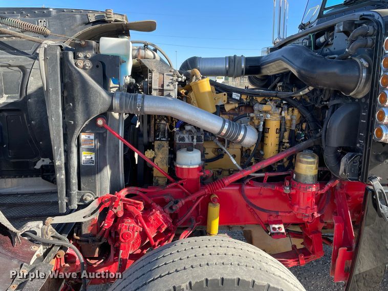 image for item IF9269 2011 Peterbilt 388  semi truck