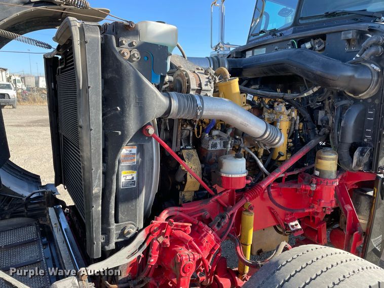 image for item IF9269 2011 Peterbilt 388  semi truck