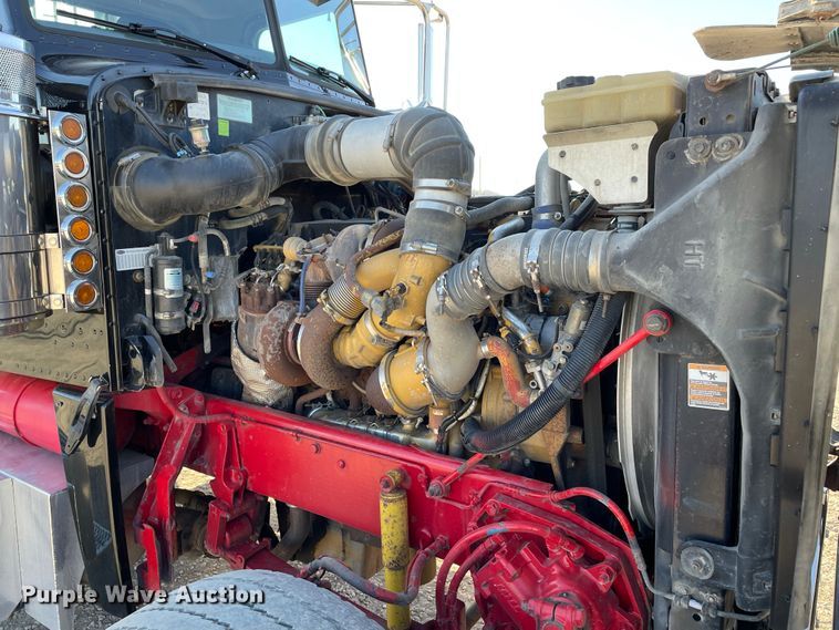 image for item IF9269 2011 Peterbilt 388  semi truck