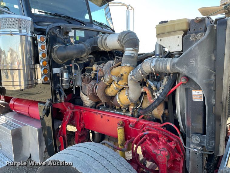 image for item IF9269 2011 Peterbilt 388  semi truck