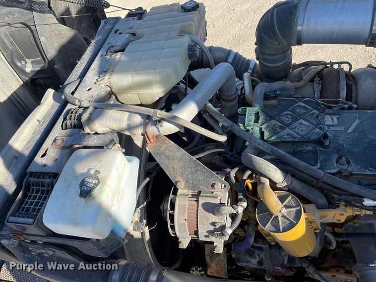 image for item IF9269 2011 Peterbilt 388  semi truck