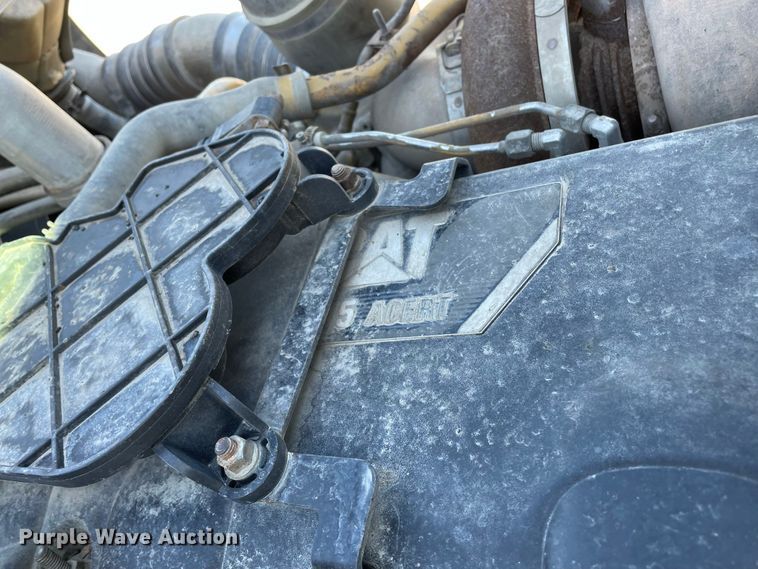 image for item IF9269 2011 Peterbilt 388  semi truck