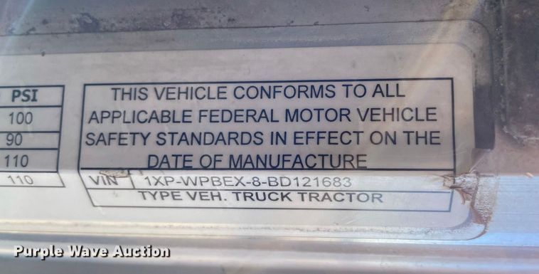 image for item IF9269 2011 Peterbilt 388  semi truck