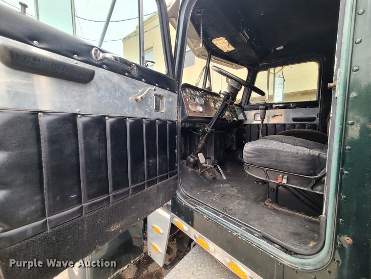 image for item IF9278 1974 Peterbilt 359ST  tow truck